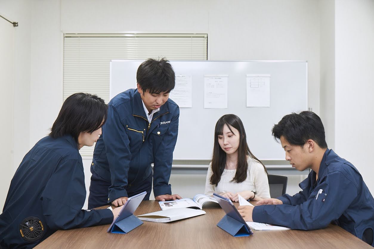 大型案件は各セクションと打ち合わせをしながら進めていきます